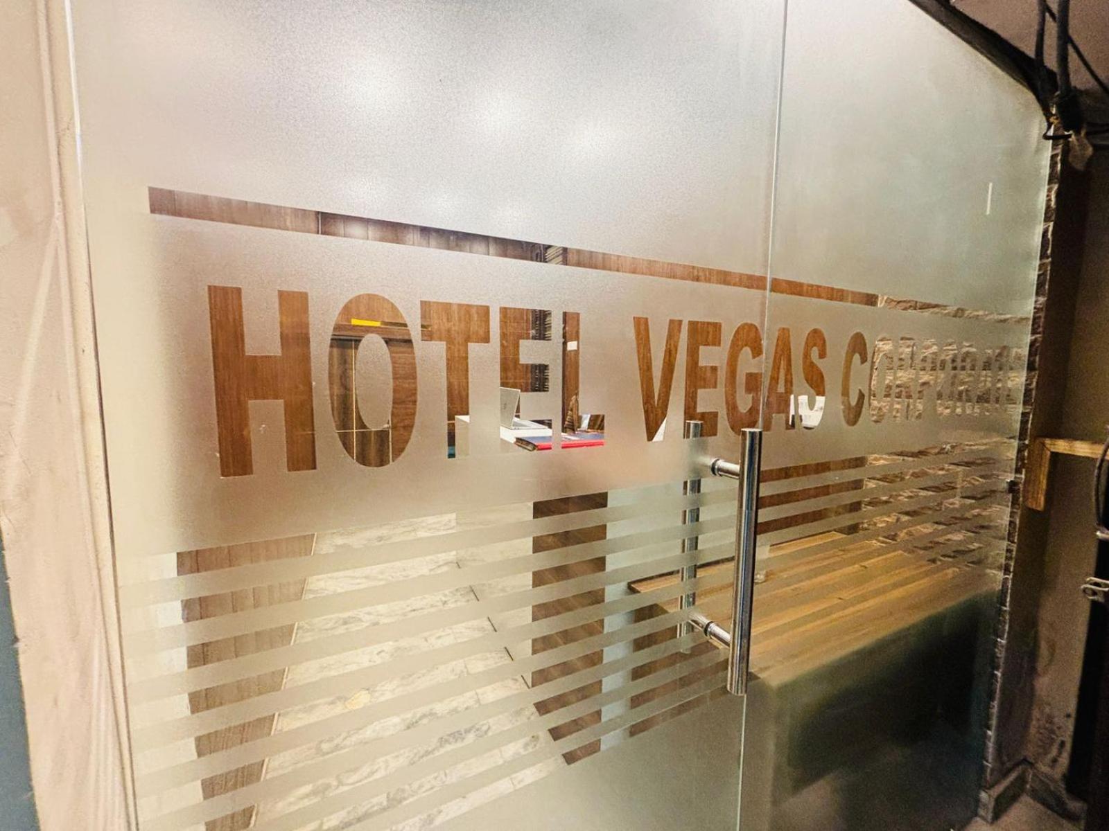 Hotel Vegas Corporate Suites Noida Exterior foto